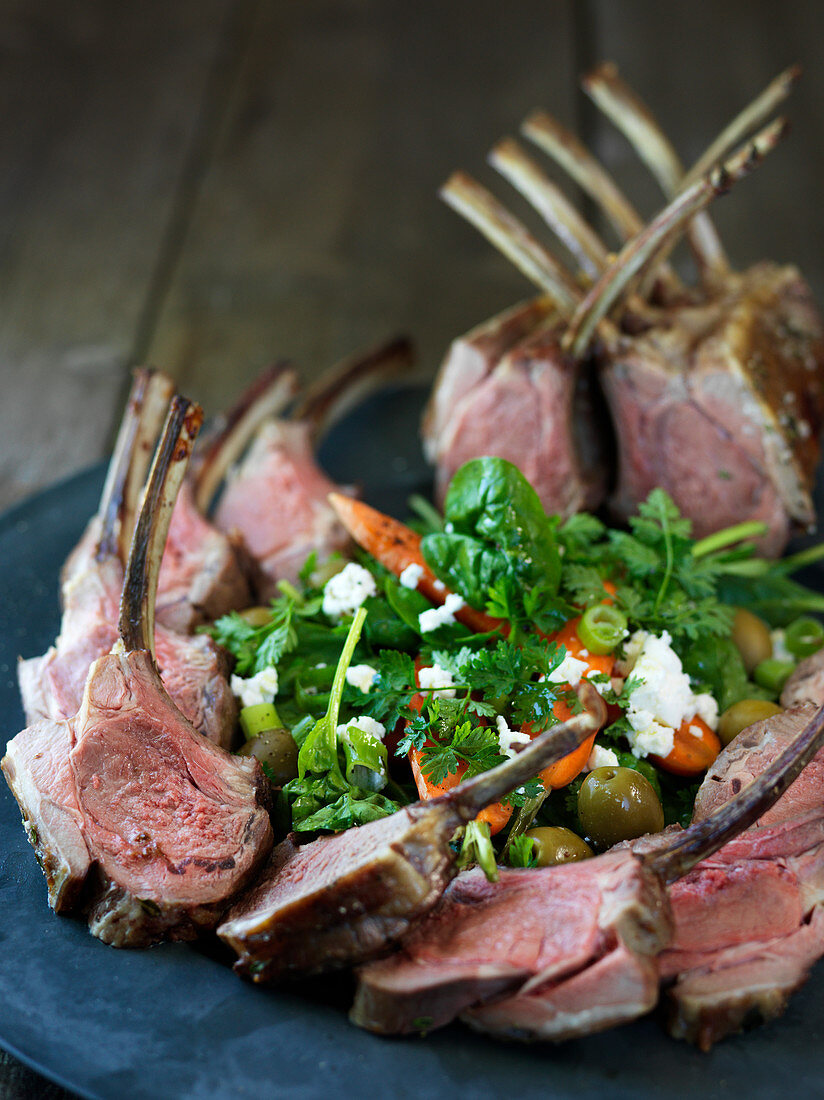 Lammkrone mit Spinat-Oliven-Salat und Feta