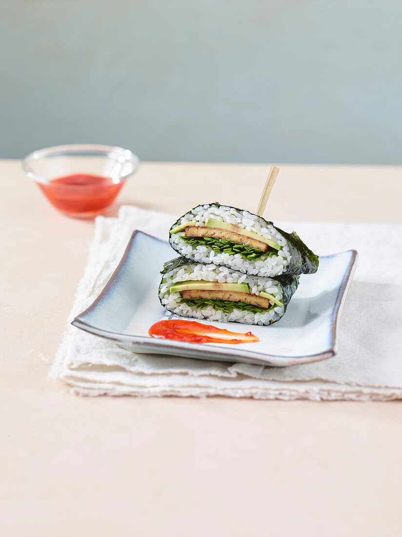 Sushi-Sandwich mit Avocado, Tempeh und Spinat