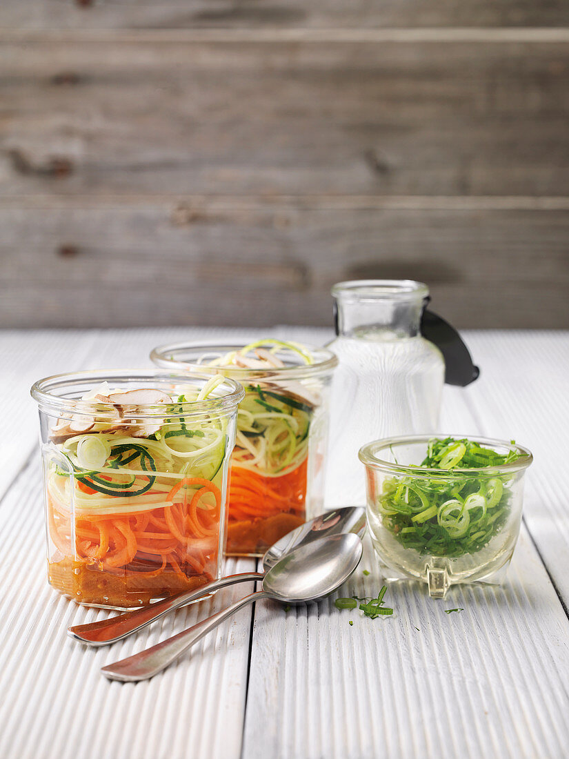 Instant-Currynudelsuppe mit Pilzen und Koriander