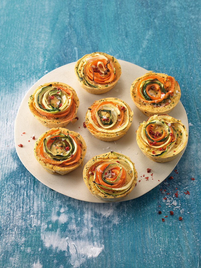 Mini chickpea cakes with vegetable spirals
