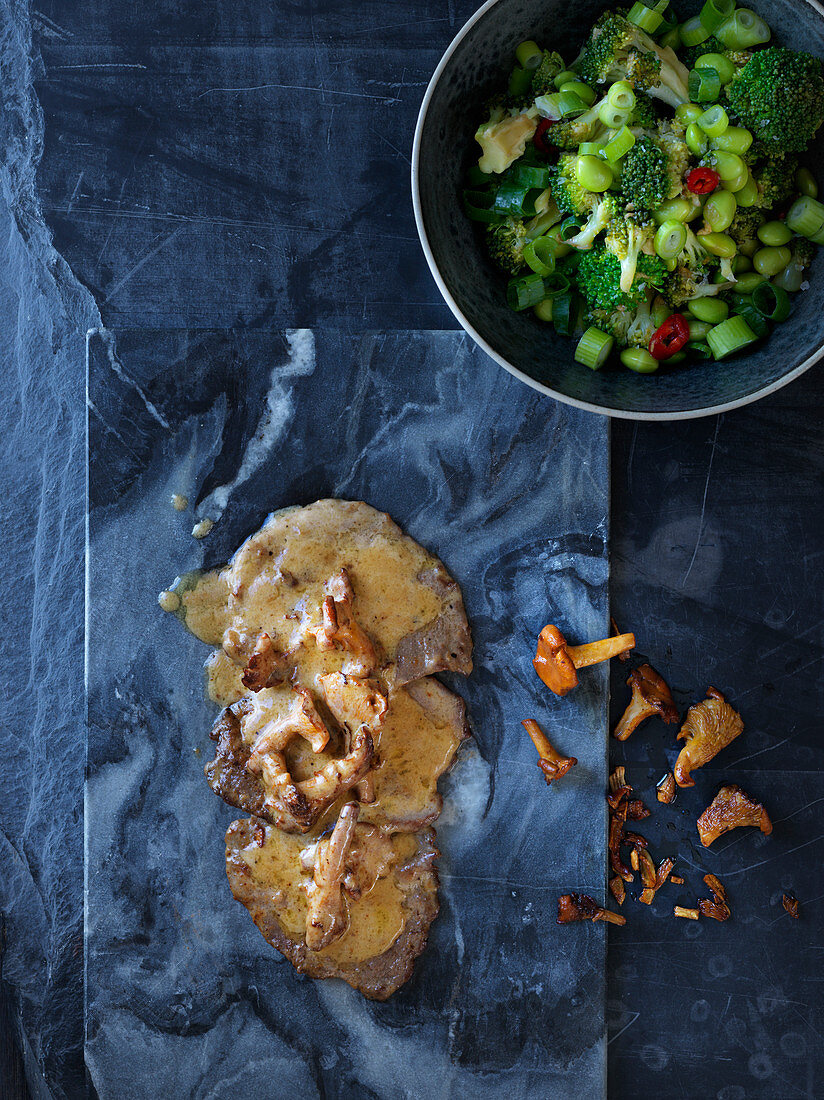 Scaloppine with mushrooms and a bean and broccoli salad
