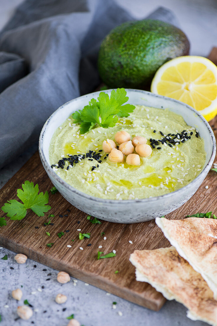 Avocado-Hummus mit Kichererbsen, schwarzem Sesam und Petersilie (Arabien)