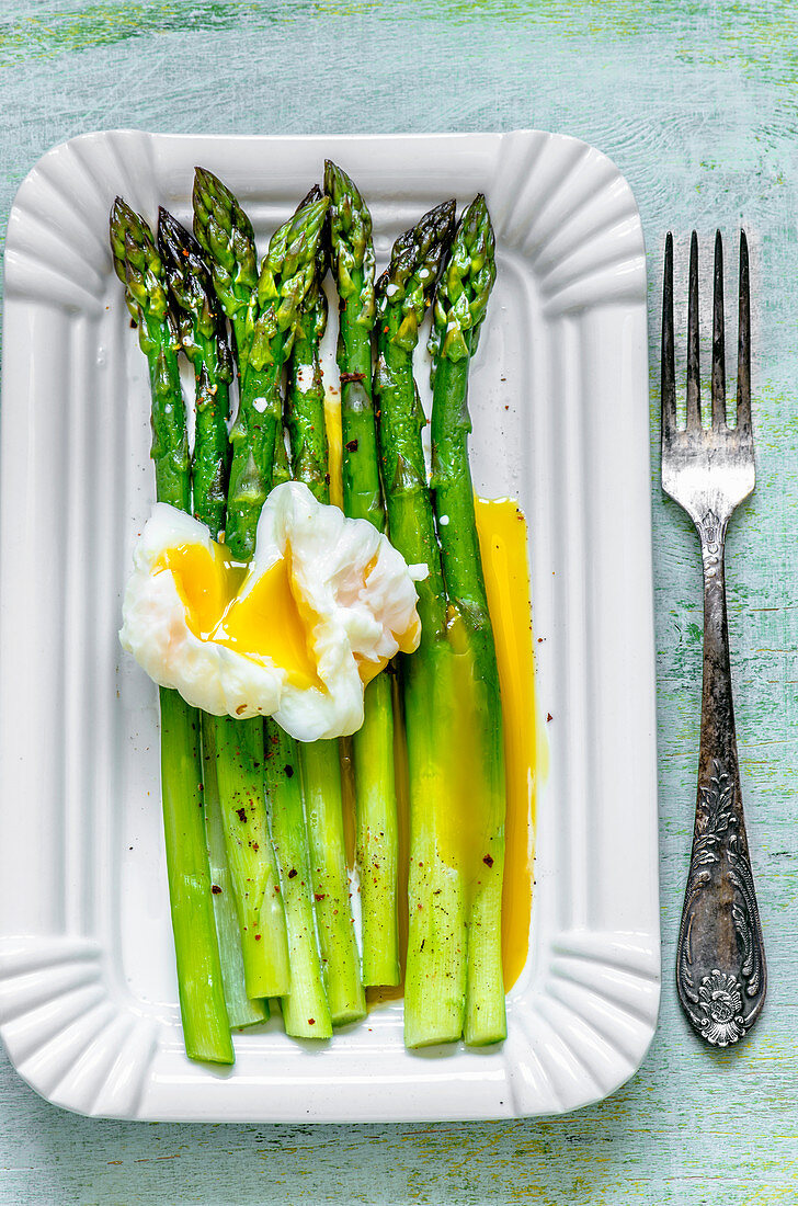 Grüner Spargel mit pochiertem Ei