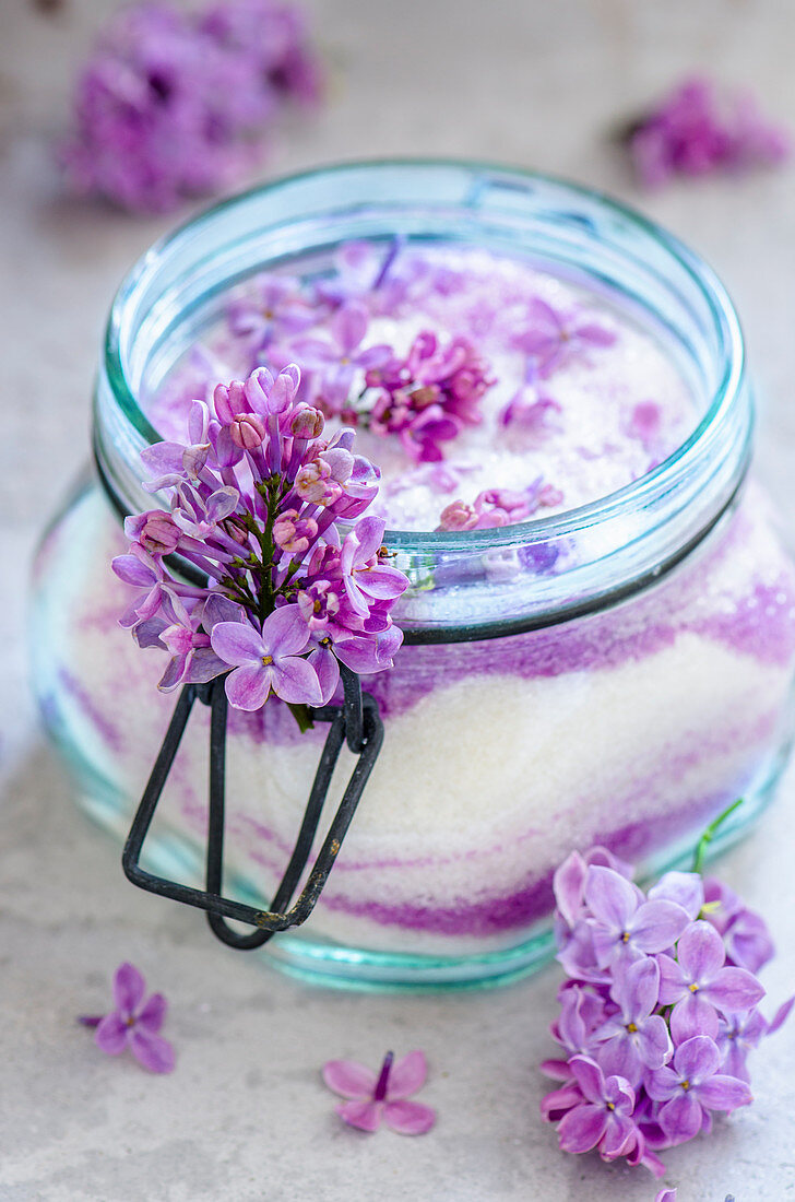 Sugar with lilac blossoms