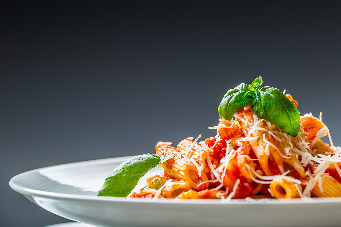 Penne mit Tomatensauce und Basillikum