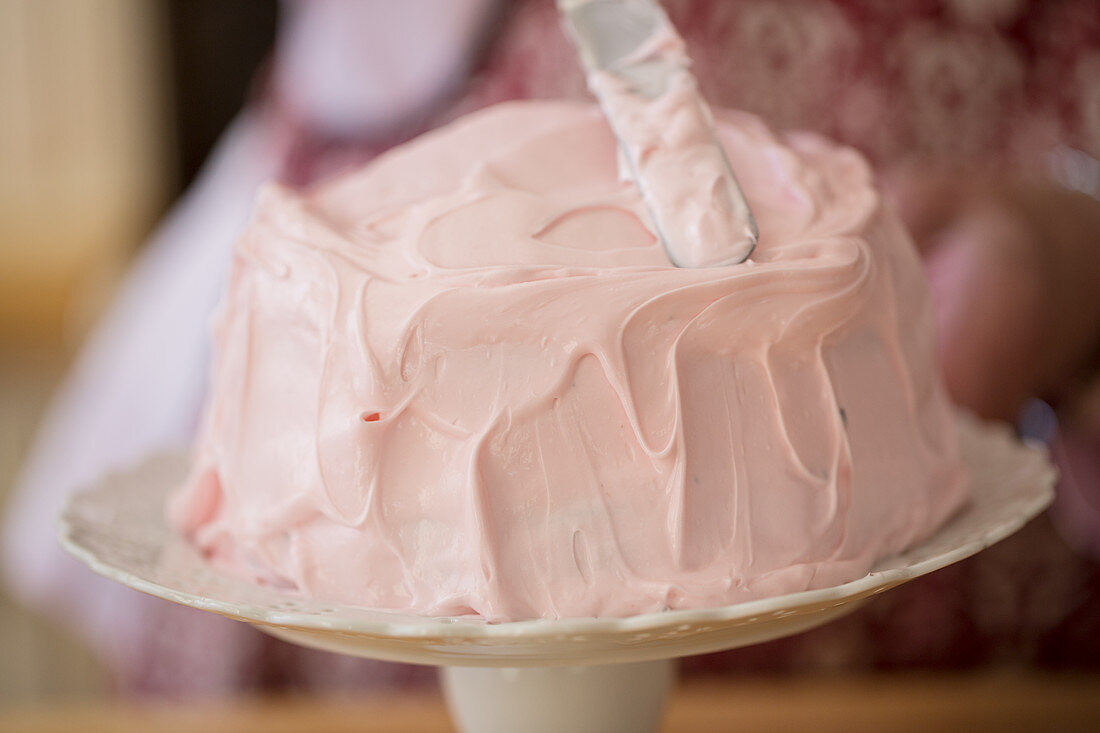 Schokoladenkuchen mit Frosting bestreichen