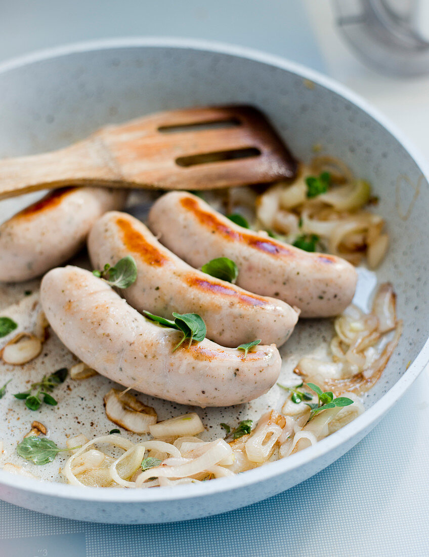 Bratwurst mit Knoblauch und Zwiebeln