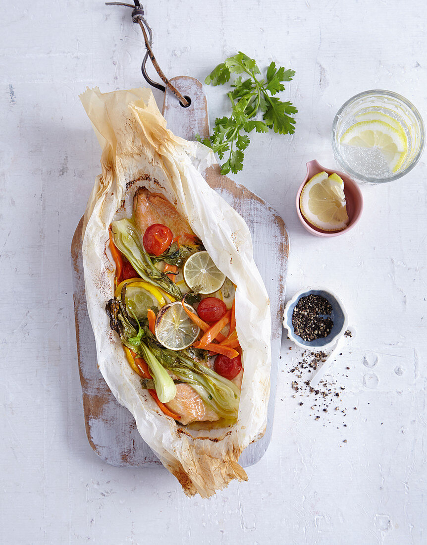 Char with vegetables cooked in parchment paper (low carb)