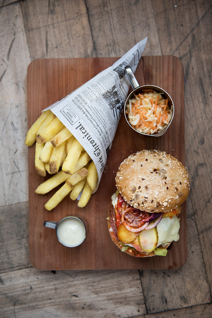 Soja-Burger mit Pommes, Coleslaw und Mayonnaise