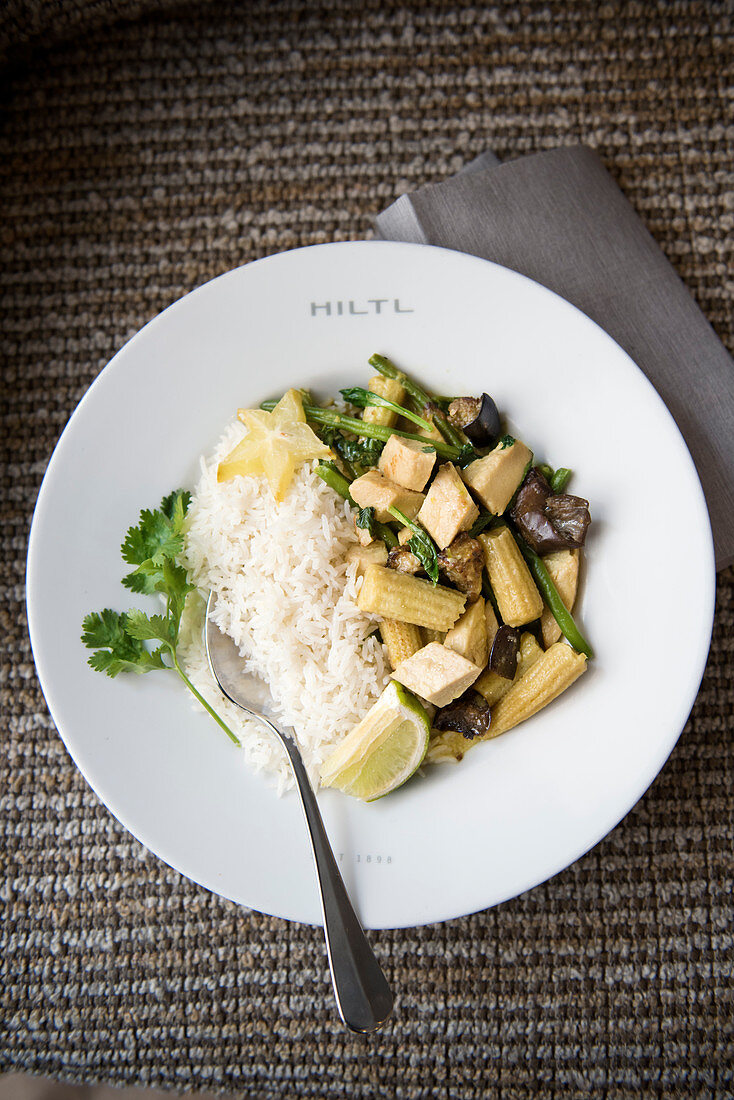 Grünes Auberginen-Quorn-Curry mit Reis