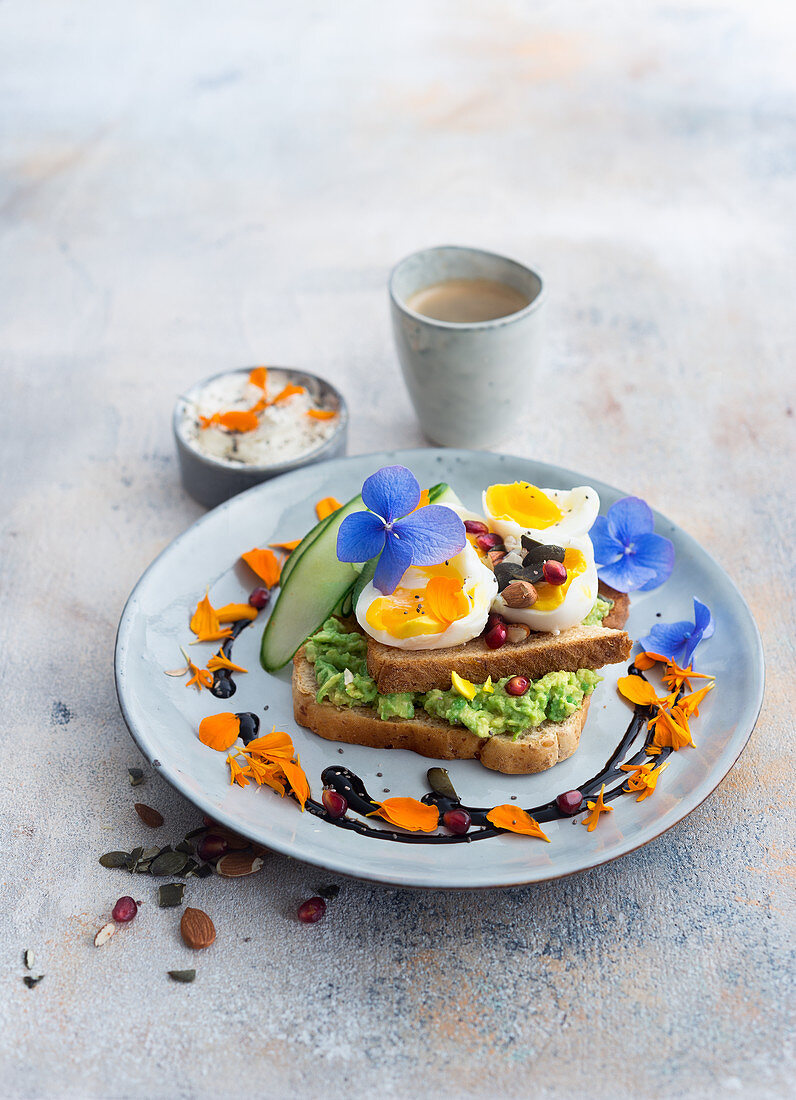 Toast with avocado purée, egg and cucumber
