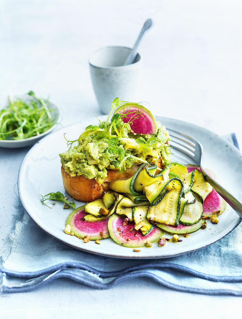 Toast mit Avocadopüree, Zucchini und Wassermelonenrettich