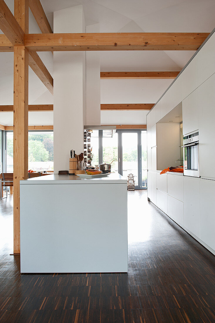 weiße Designerküche mit Kücheninsel in offenem Wohnraum