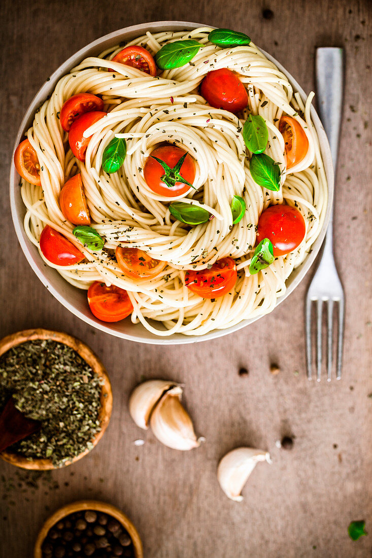 Spaghetti mit Tomaten und Basilikum (Aufsicht)