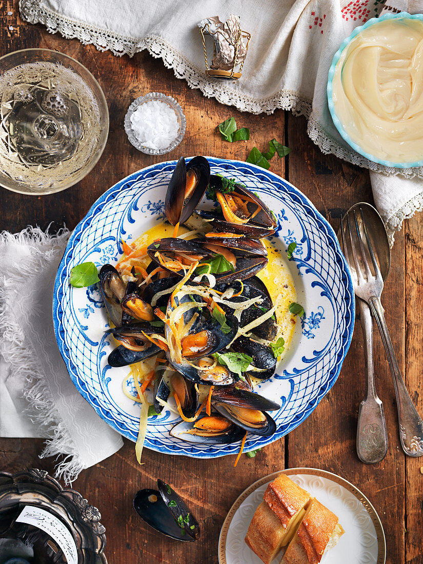 Mussels in white wine and vegetable broth with mayonnaise and garlic bread
