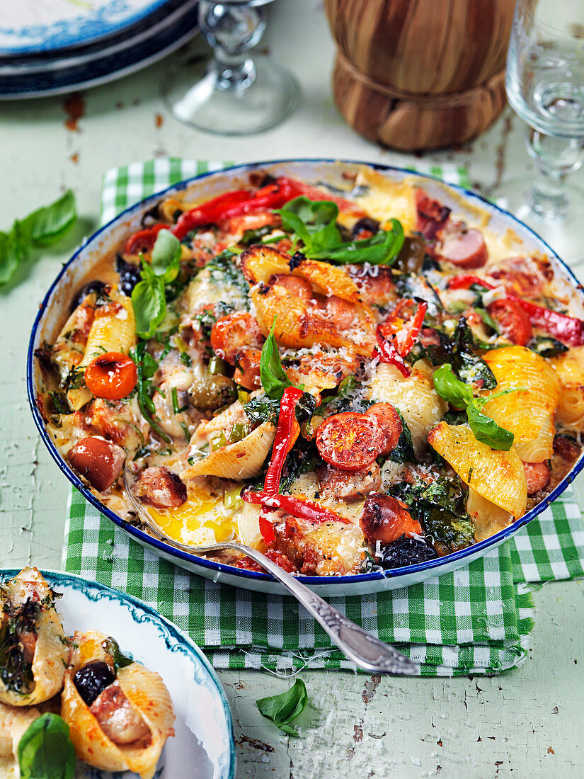 Pasta bake with peppers, tomatoes, spinach, sausages and cheese