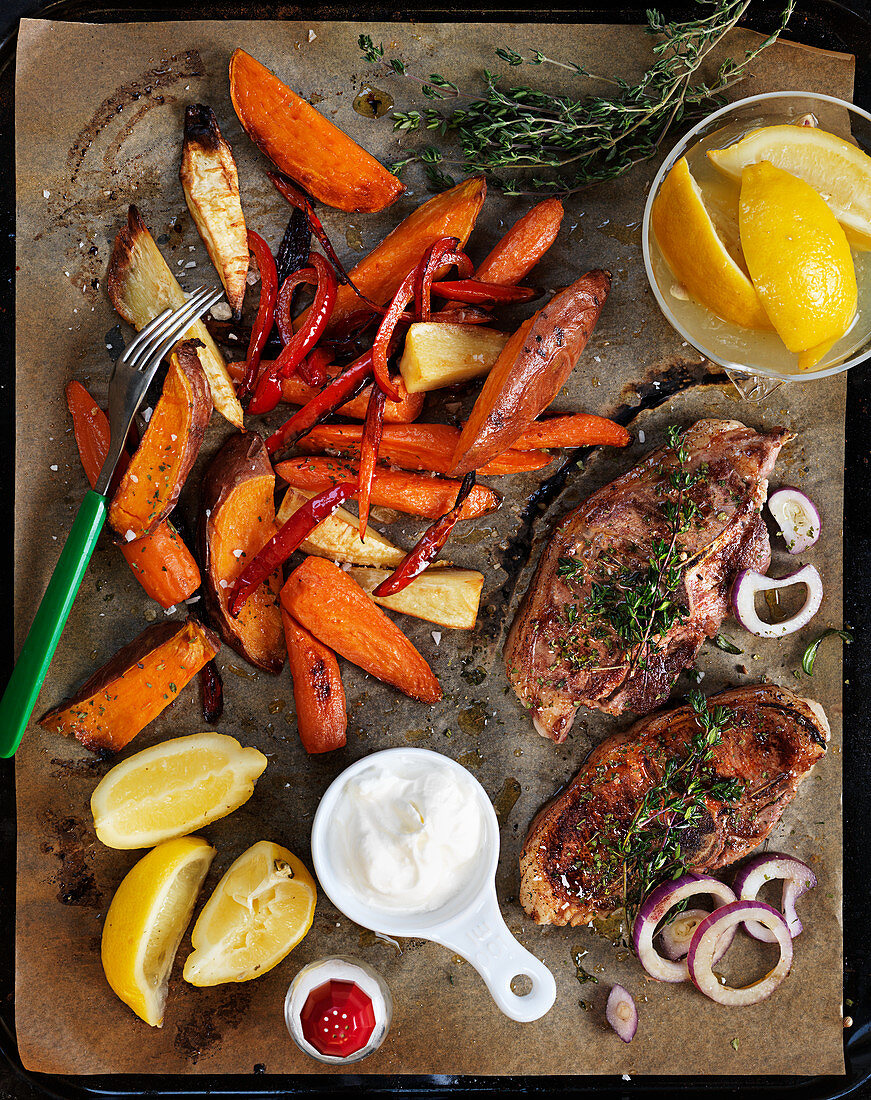 Thymian-Schweinekoteletts mit Paprika, Möhren und Süßkartoffeln