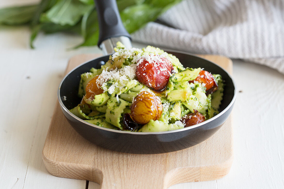 Pasta mit geschmelzten Tomaten und Parmesan