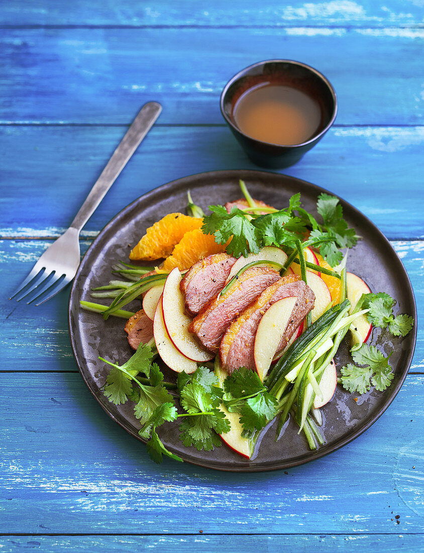 Apfel-Orangen-Salat mit gebratener Entenbrust