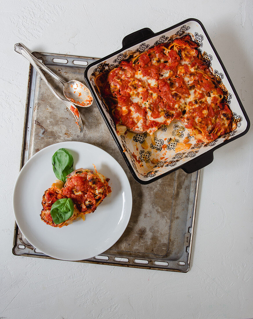 Oven-baked pasta rolls with tomato sauce