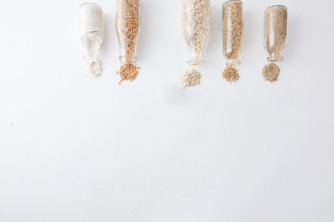 Flower and grains: spelt flour, kamut, oats, rice and teff