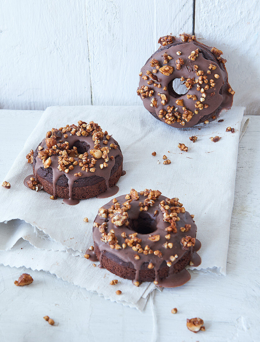 Zuckerfreie Schoko-Kidneybohnen-Donuts mit Krokant (vegan)