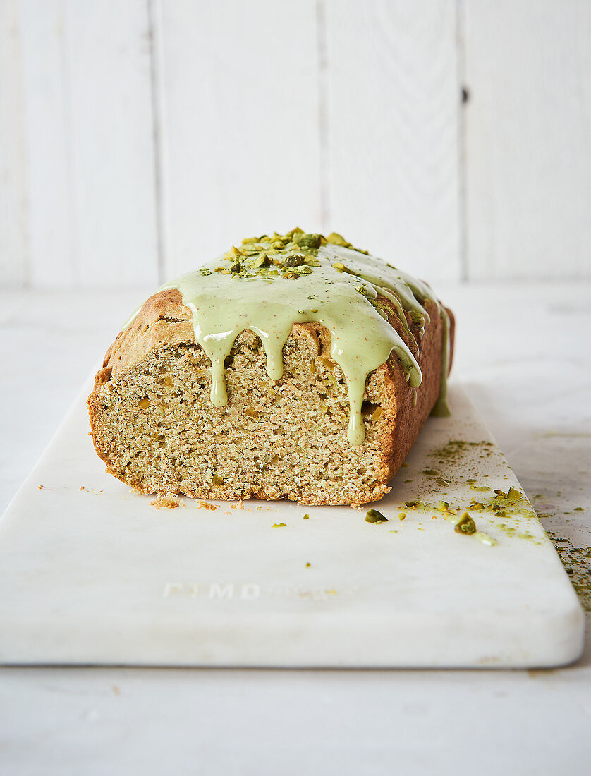 Avocado-Kokos-Kuchen mit Pistazien-Matcha-Frosting (zuckerfrei)