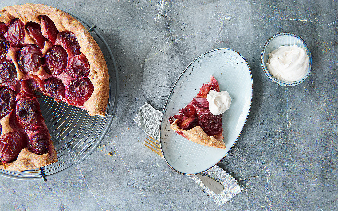 Sugar-free sunken damson cake