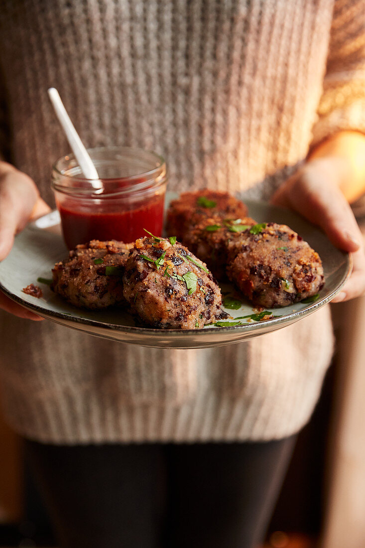 Bohnenbuletten mit Tomaten-Dip