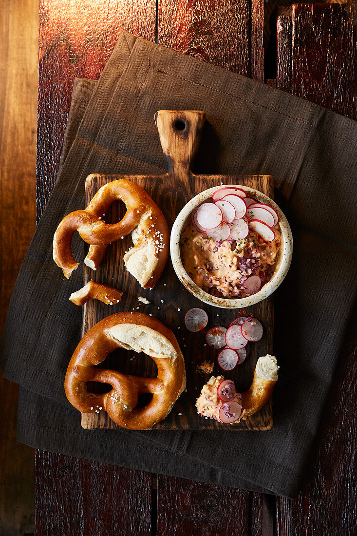 Obatzda mit Brezel und Radieserl