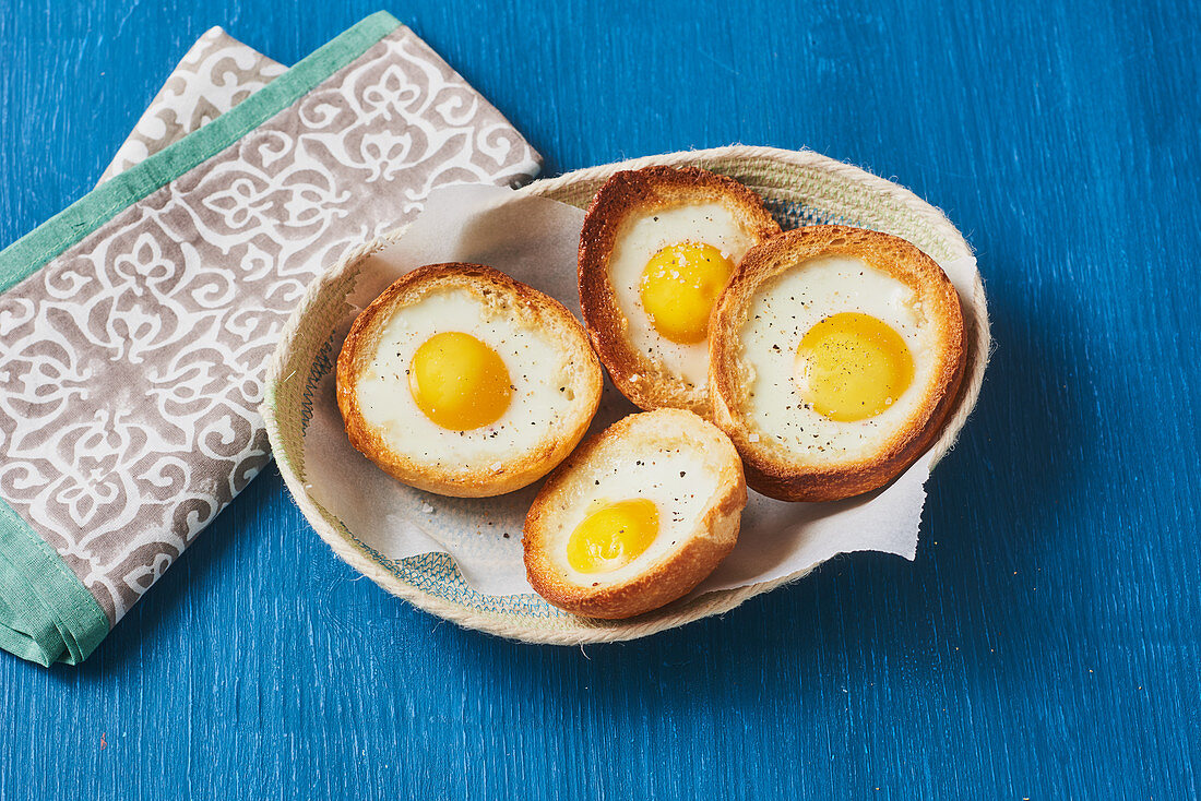Eggs in bread rolls