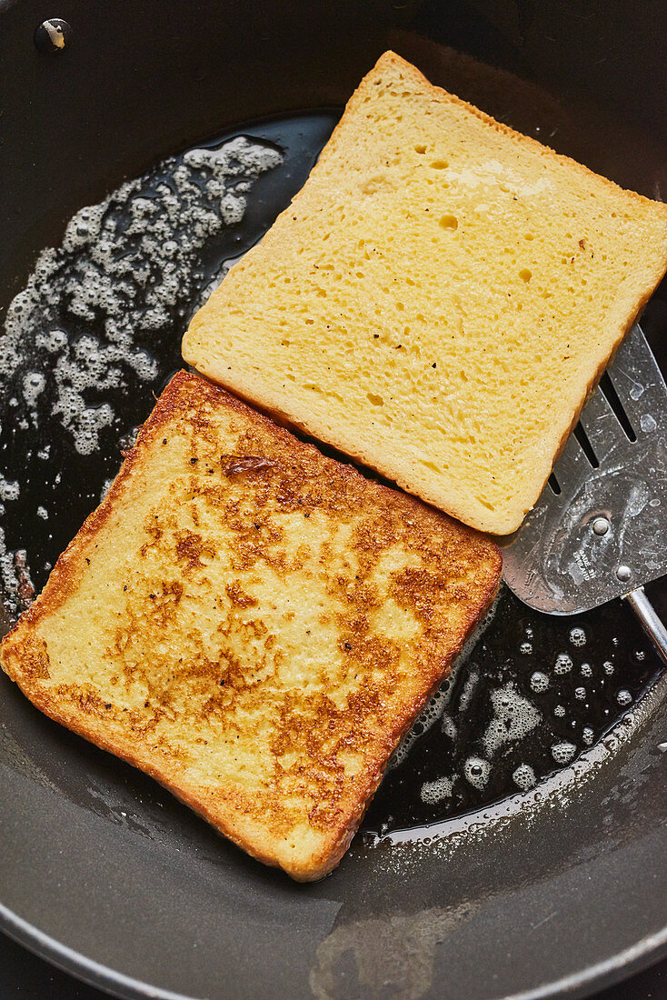 Toast in der Pfanne anbraten