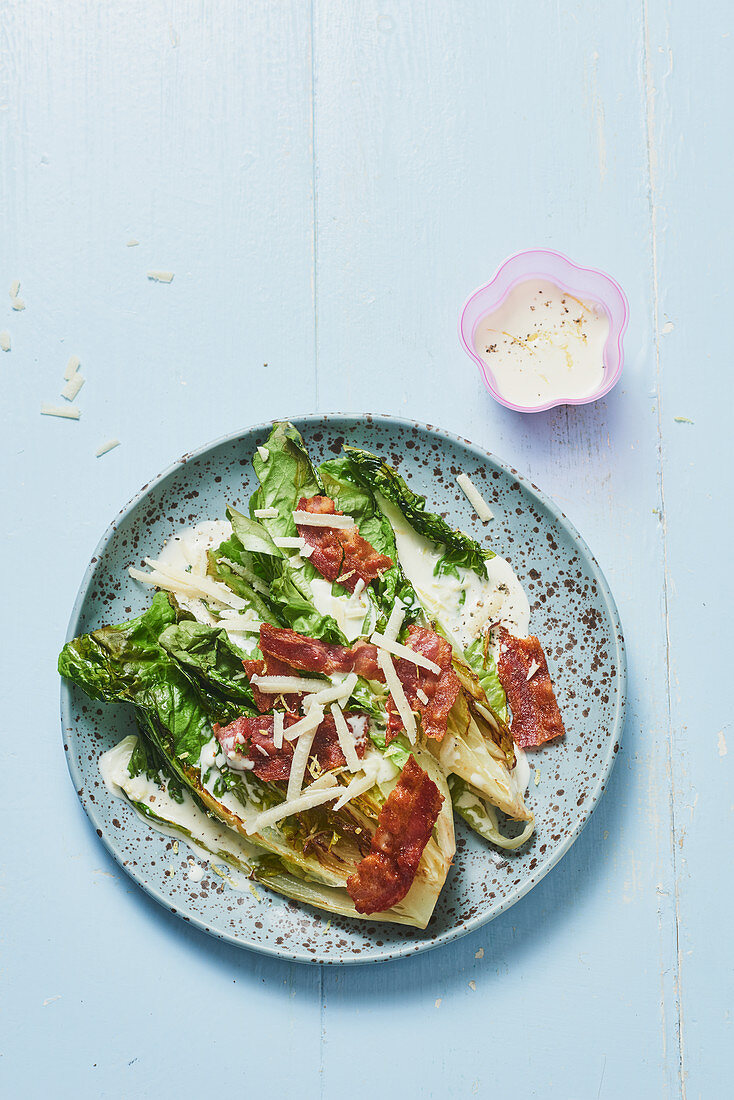 Grilled salad with cos lettuce, bacon, Parmesan and lemon dressing