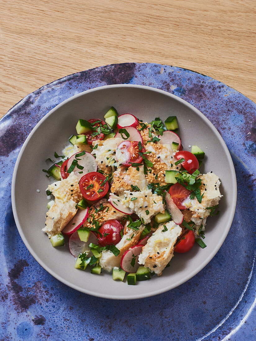 Fladenbrotsalat mit Radieschen und Buttermilch