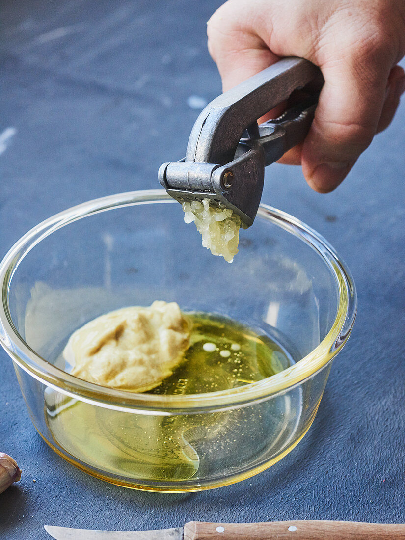 Pressing garlic