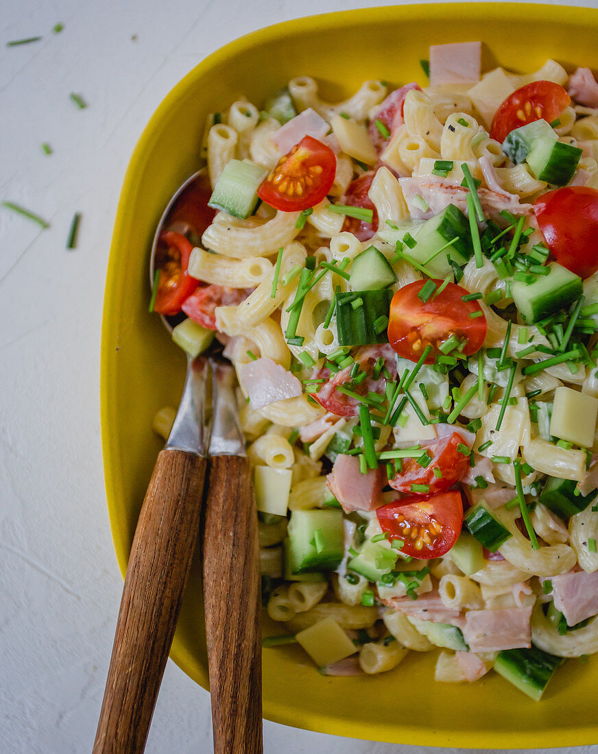 Noodle salad with cucumber, cherry tomatoes and ham