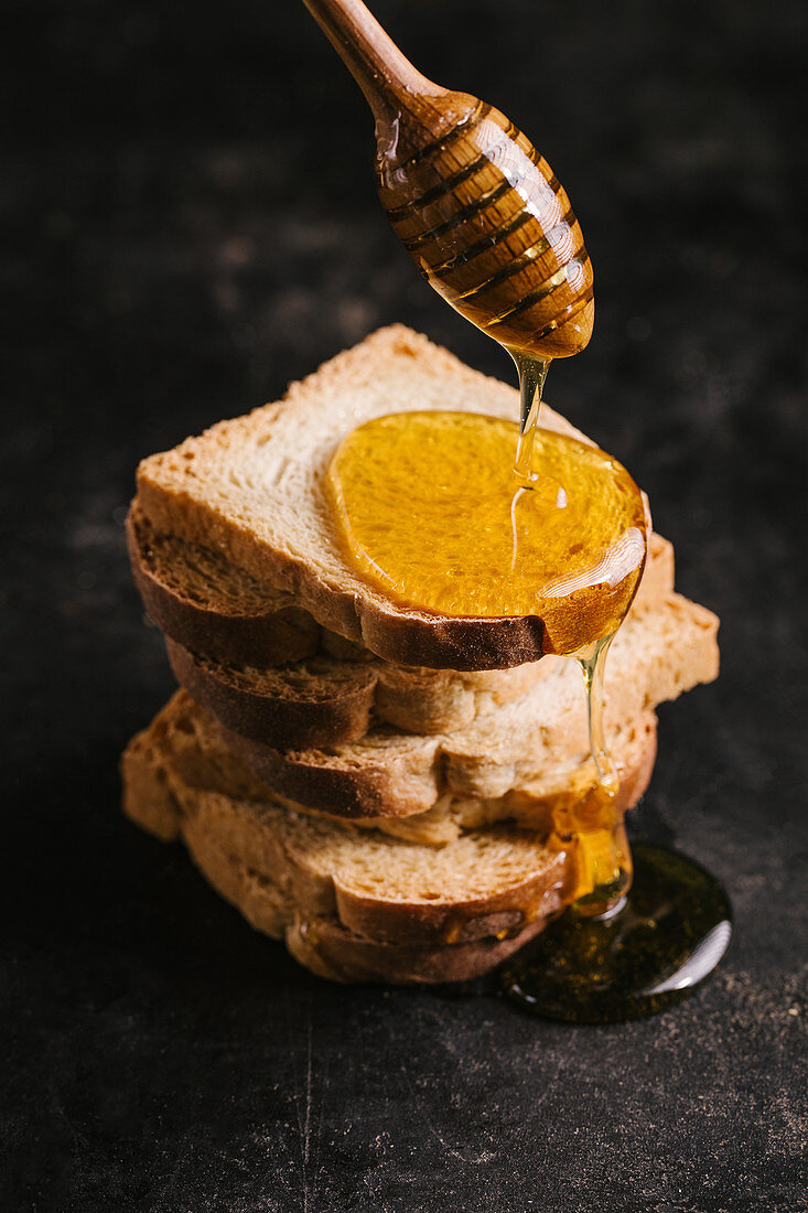 Melba toast with honey