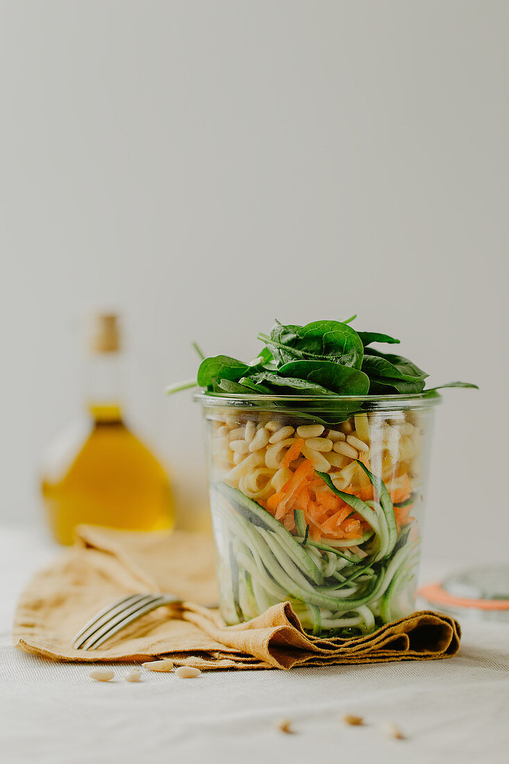 Schichtsalat mit Gemüse und Joghurtdressing im Glas