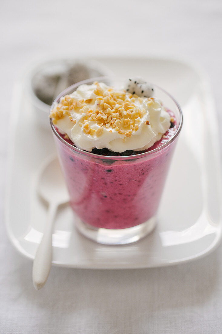 Pudding mit Wildbeeren, Schlagsahne und Nüssen, sowie Drachenfrucht