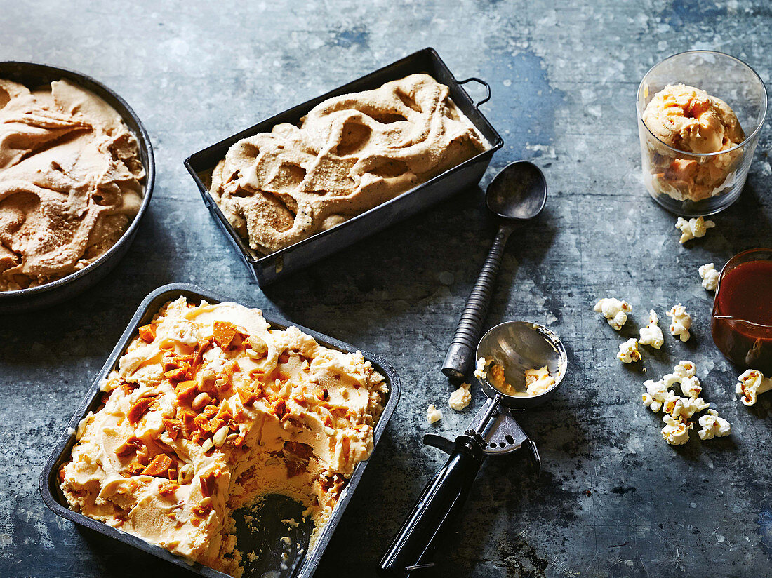 Erdnuss-Krokant-Eis, Chai-Eis, Kaffeeeis und Eisbecher mit Erdnuss-Krokant-Eis und Popcorn