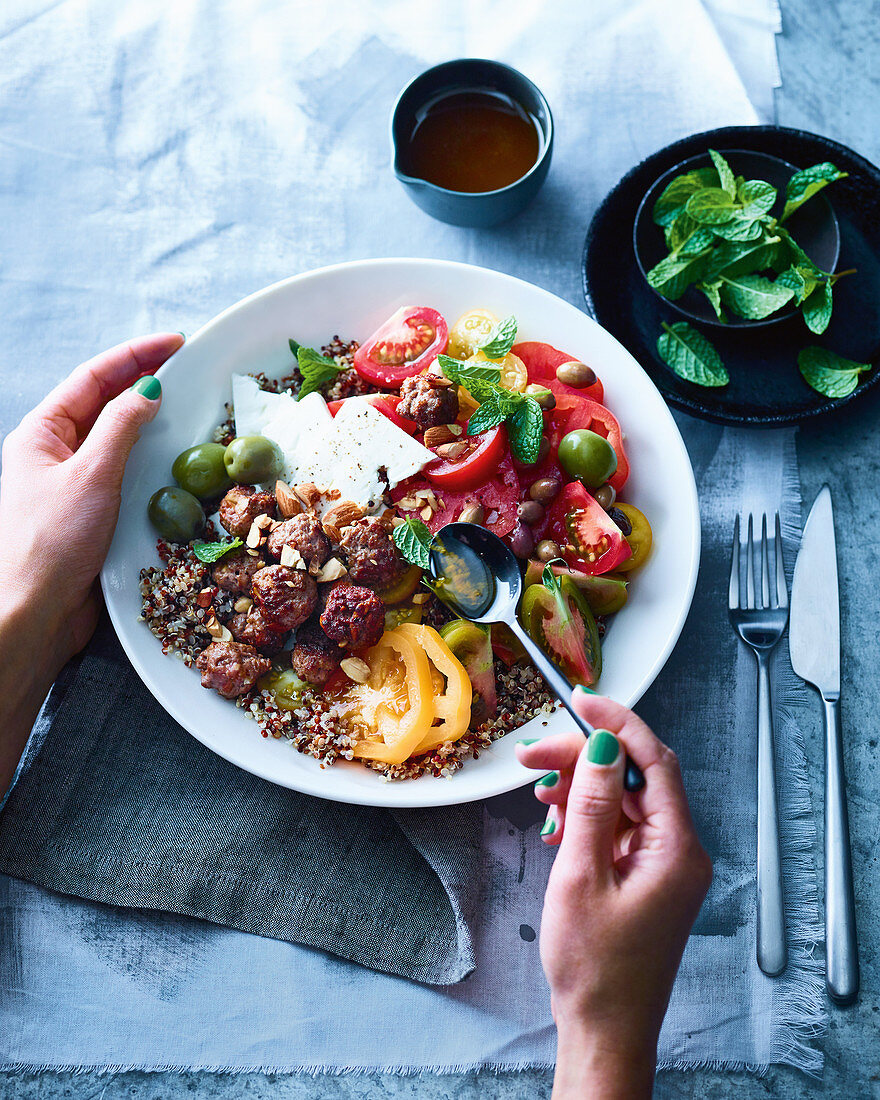Mandel-Lamm-Hackbällchen mit Quinoa, Heirloom-Tomatensalat und Feta
