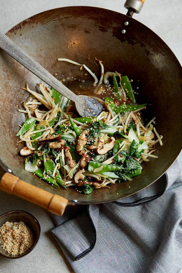 Stir-fried vegetables with beansprouts and shiitake mushrooms