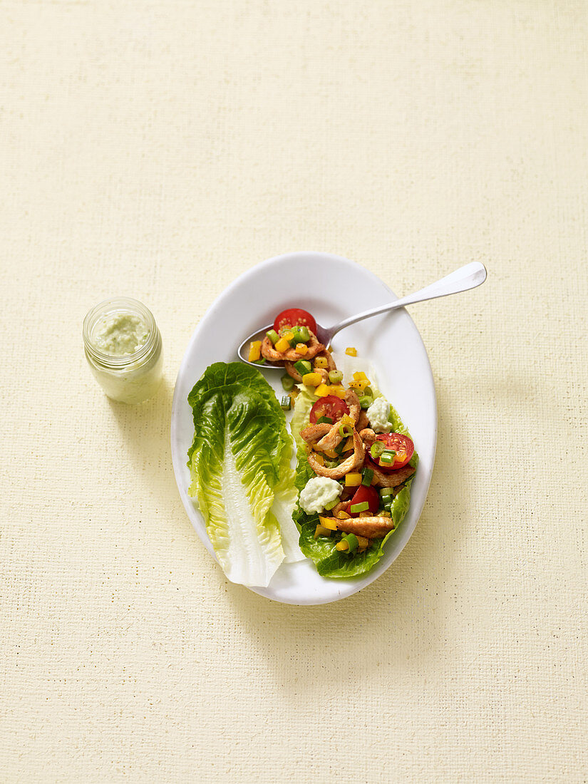 Salatschiffchen mit Huhn und Avocado