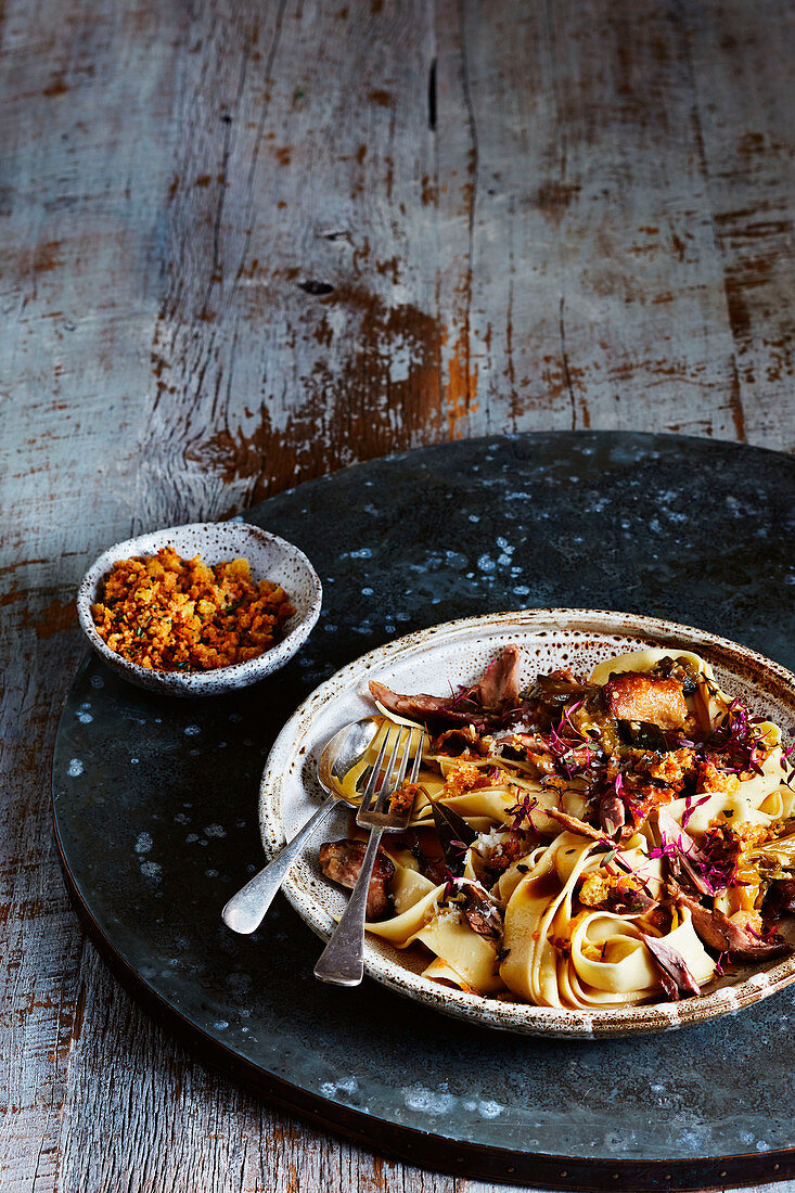 Pappardelle mit in Orangenwein geschmorter Ente