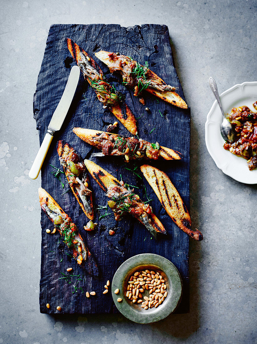 Anchovis süß-sauer auf Röstbrot