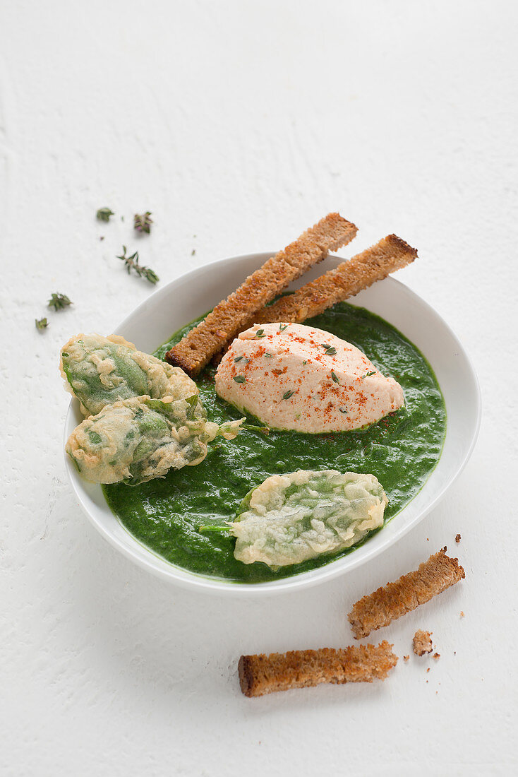 Spinat-Mangold-Cremesuppe mit Paprikacreme und Brotsticks