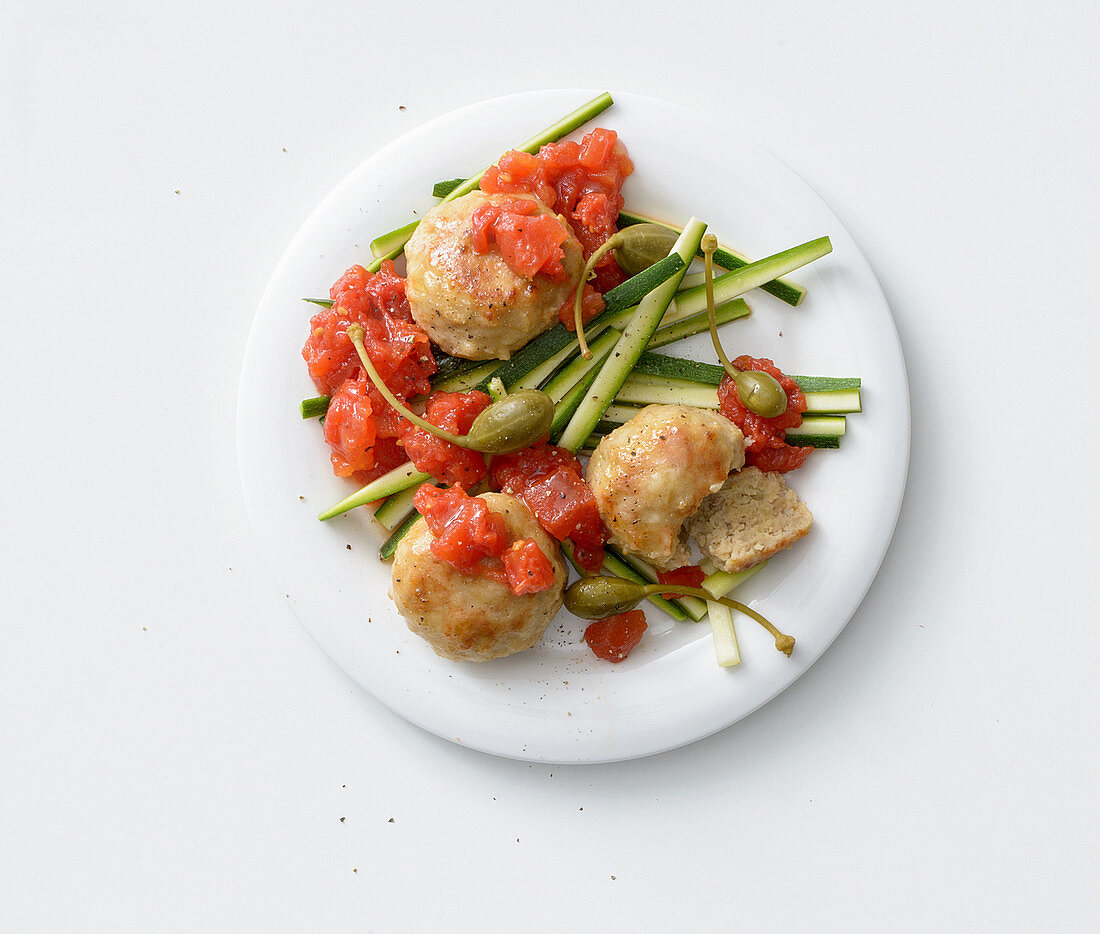 Hähnchen-Hackbällchen auf Zucchinisalat mit Tomatensauce und Kapernäpfel