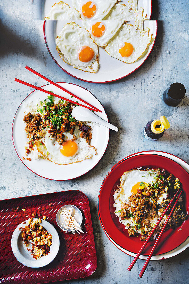 Dan-Dan-Reis mit Schweinefleisch und Spiegelei (China)