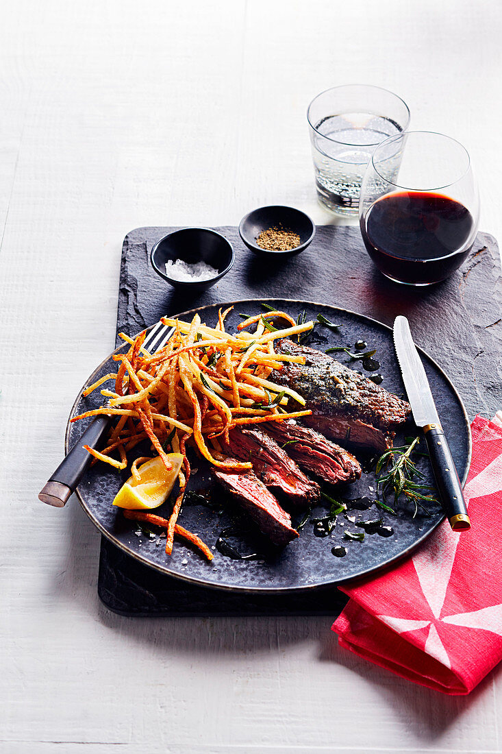 Steak mit Algenbutter und frittierten Kartoffelstreifen