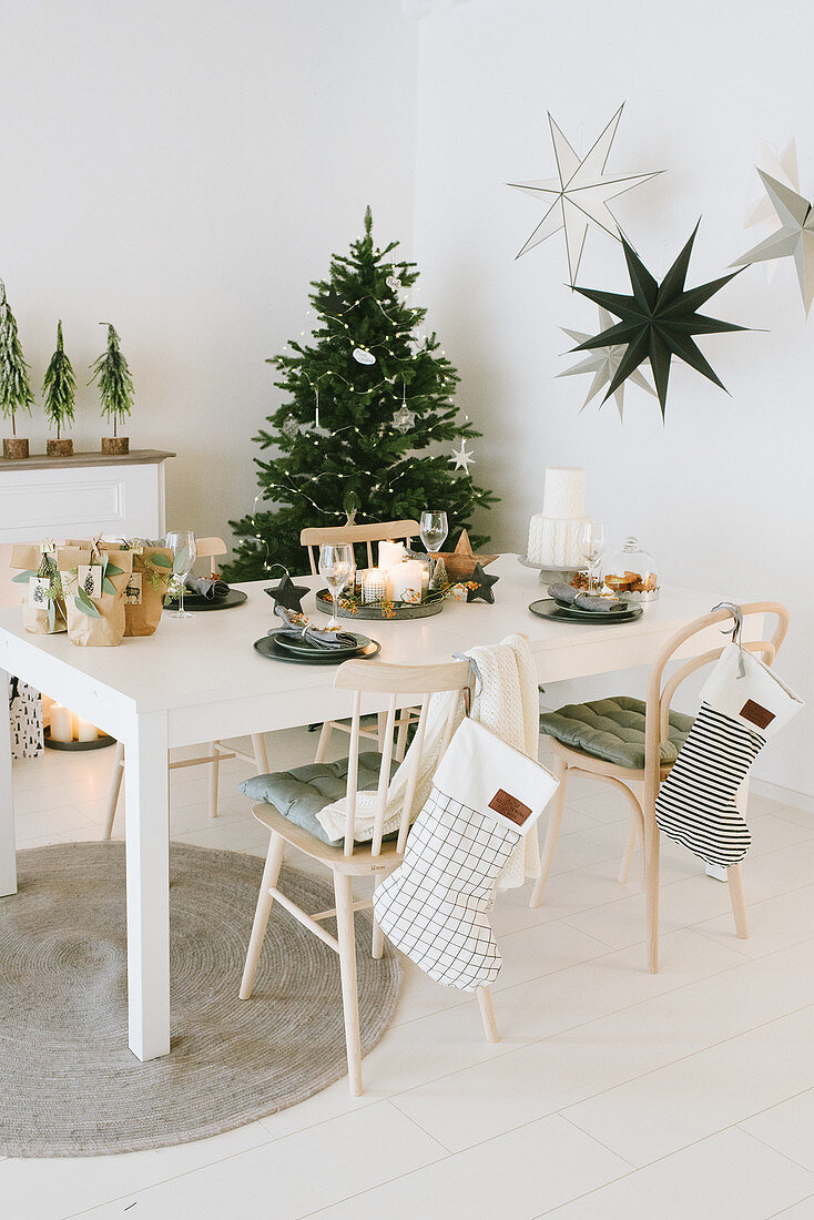 Weihnachtlich dekorierter Essbereich mit Tannenbaum